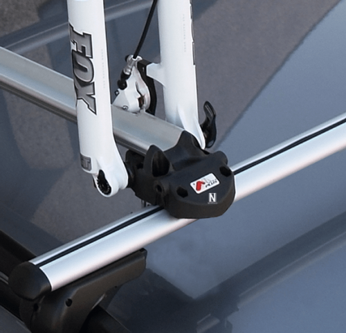 Detalle de fijación al carril de la parte delantera del portabicis de techo Menabo Bike Pro
