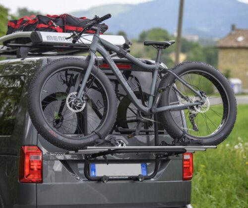 Menabo Shadow Black instalado en VW Caddy con bici cargada
