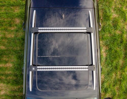 2 barras de techo Turtle Air-1 color aluminio instaladas en coche desde arriba
