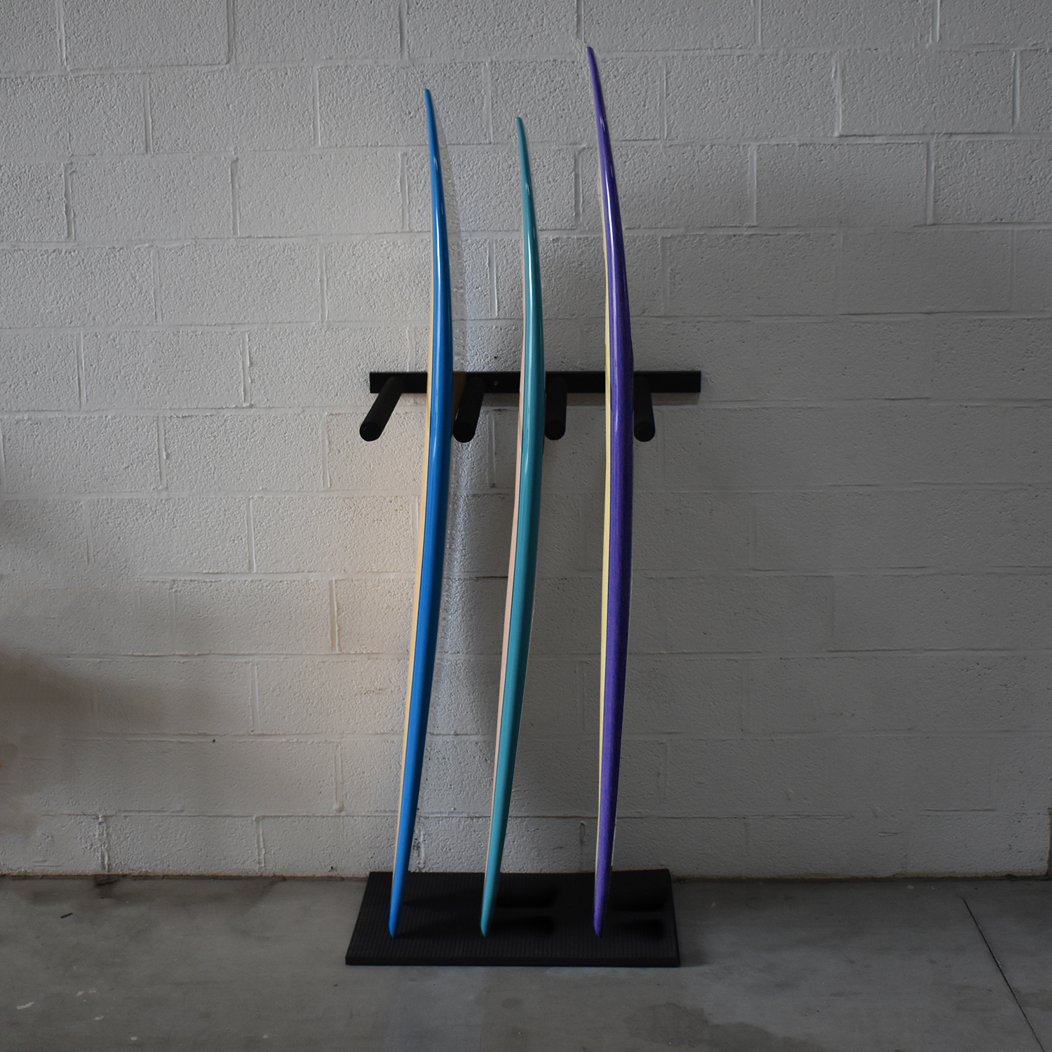 6089-2 soporte de pared para tablas de surf, con alfombrilla antideslizante instalado con tablas de surf