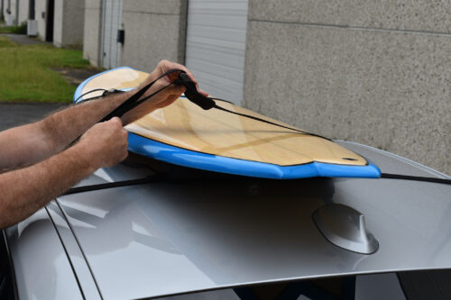 sistema de transporte de tablas de surf para el techo del vehículo, instalado