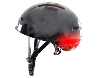 casco para bicicleta negro con la luz trasera encendida en color rojo