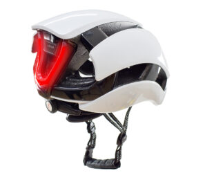 Fondo blanco con casco blanco y negro para bici con luz trasera en forma de V.