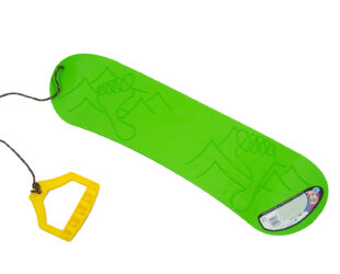 Snow board para niños tipo trineo, en color verde con cuerda y asa amarilla horizontal.