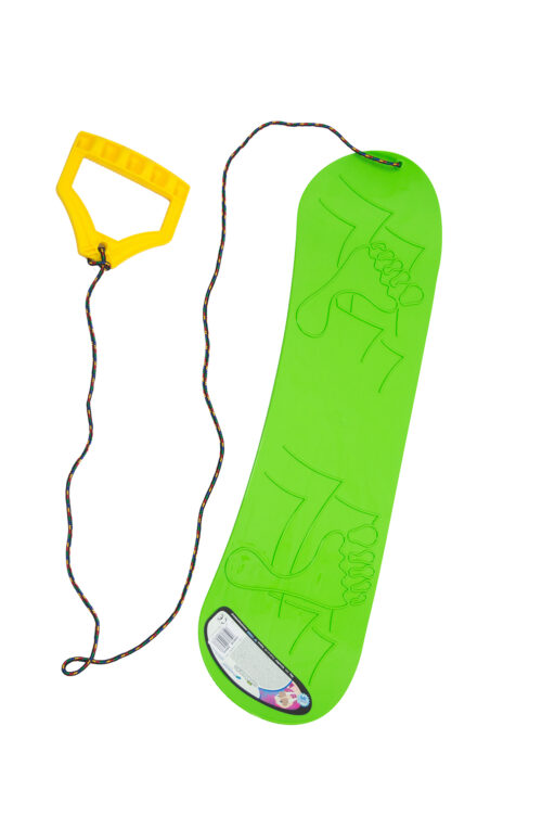 Snow board para niños tipo trineo, en color verde con cuerda y asa amarilla.