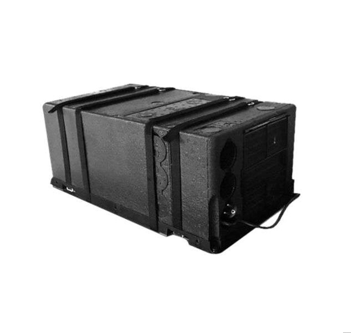 Aire-acondicionado-ir-air-25-4 Fondo blanco y aire acondicionado caja rectangular negra con enchufe