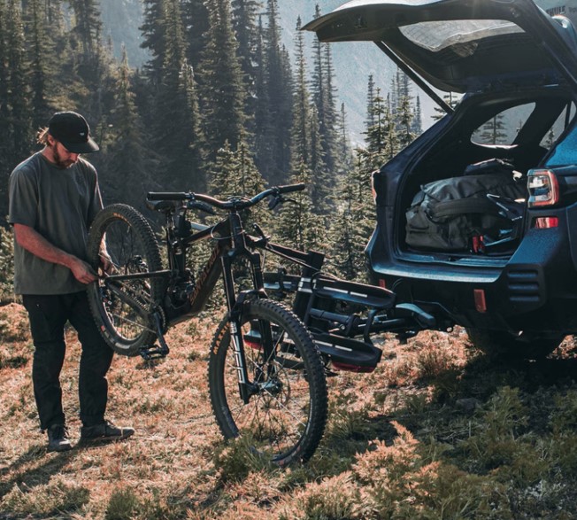 Thule-Epos-Bike-Repair-Holder-3 Thule Epos Bike Repair Holder instado en Thule Epos con hombre manipulando bici