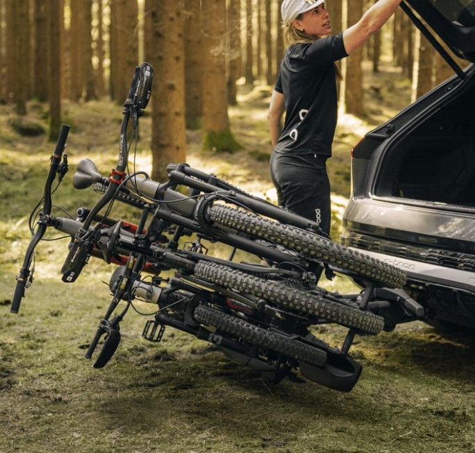 Thule-Easyfold-3-2bicis-5 Portabicis de bola para 3 bicis Thule Easyfold 3 instalado en coche abatido