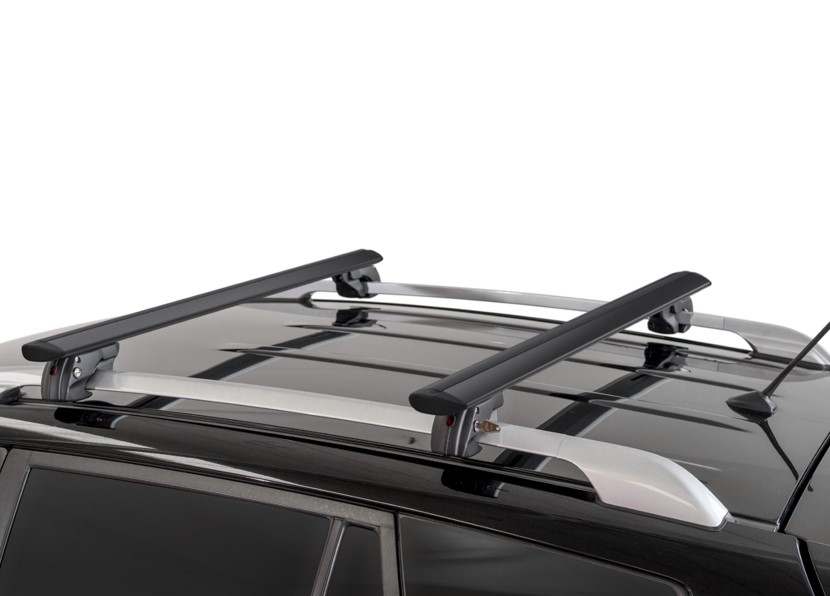 Barras-de-techo-Menabo-Fender-Black Dos barras de techo Menabo Fender Black instaladas en coche con railing elevado