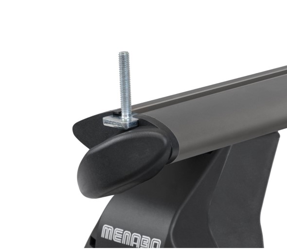 Juego-2-barras-techo-Omega-Plus-Black-5 Detalle de contera giratoria de barra de techo Menabo Omega Plus Black