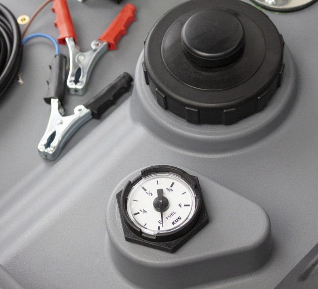 deposito-diesel-manguera-surtidor-kroftools-3293-4 Detalle de parte superior de surtidor portatil Kroftools 3293