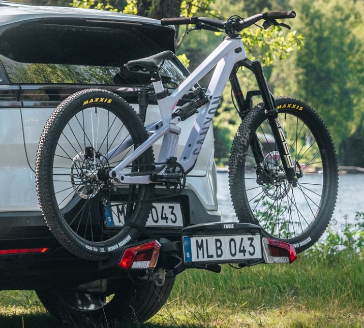 Portabicis-bola-Thule-Velolite-1-5 Portabicis de bola Thule Velolite para una bici instalado en coche con una bici blanca cargada