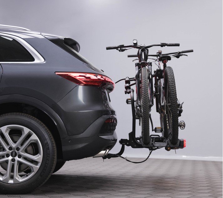 Portabicis-bola-Towcar-Orbit-2-4 Vista lateral de Towcar Orbit 2 instalado en coche y cargado con bicis